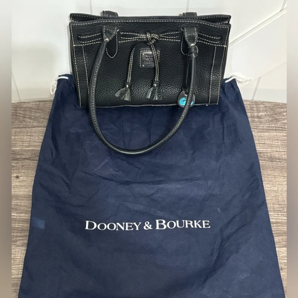 Dooney & Bourke Black Pebbled Leather Shouder Bag with Blue Duck Hangtag - Picture 2 of 11